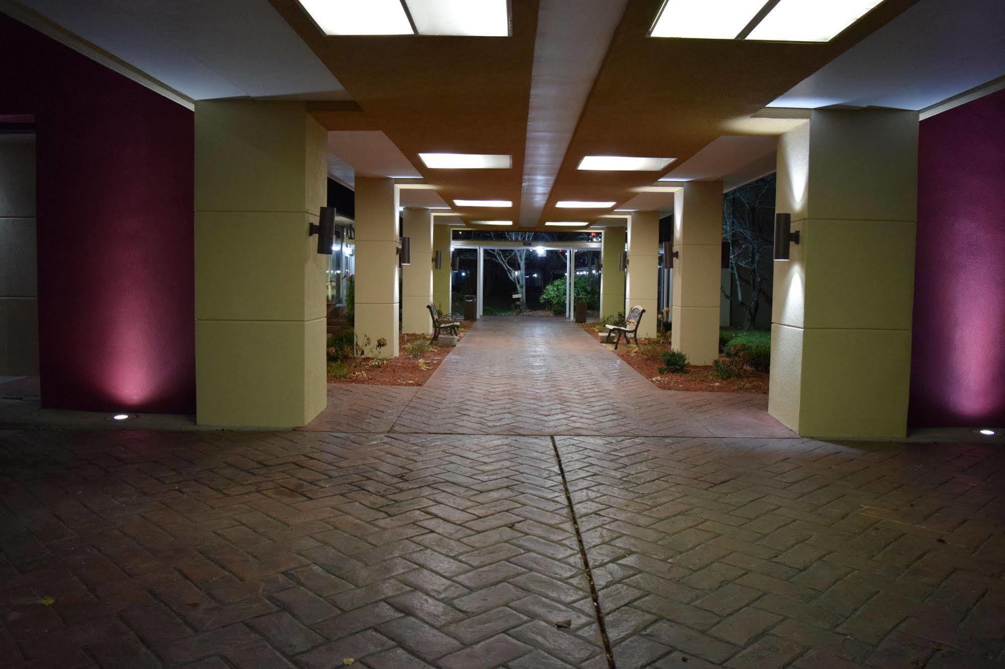 Quality Inn Roanoke Airport Экстерьер фото